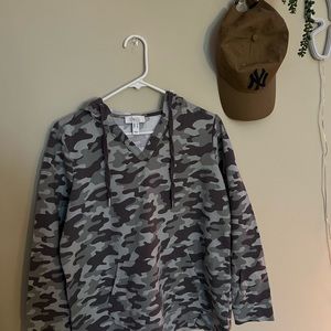 Camo print v-neck pullover